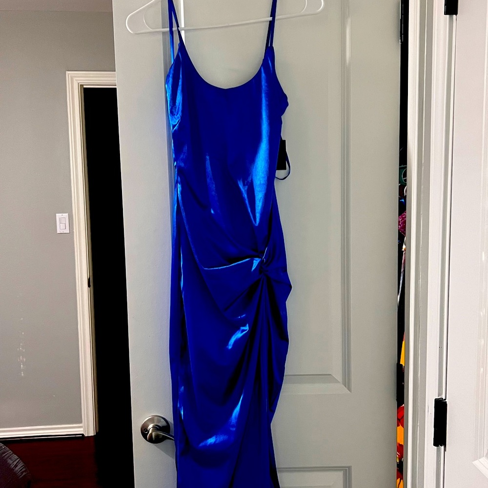 Brand new satin Juxlabel boutique dress with a slit on the right side, Beautiful